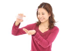 スキンケアをしている女性