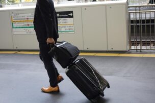 ビジネスホテルに向かう人